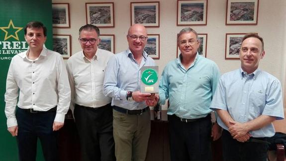 Juan Hernández y el director de Estrella de Levante, Patricio Valverde, acompañado de su equipo en el acto de entrega del galardón. 