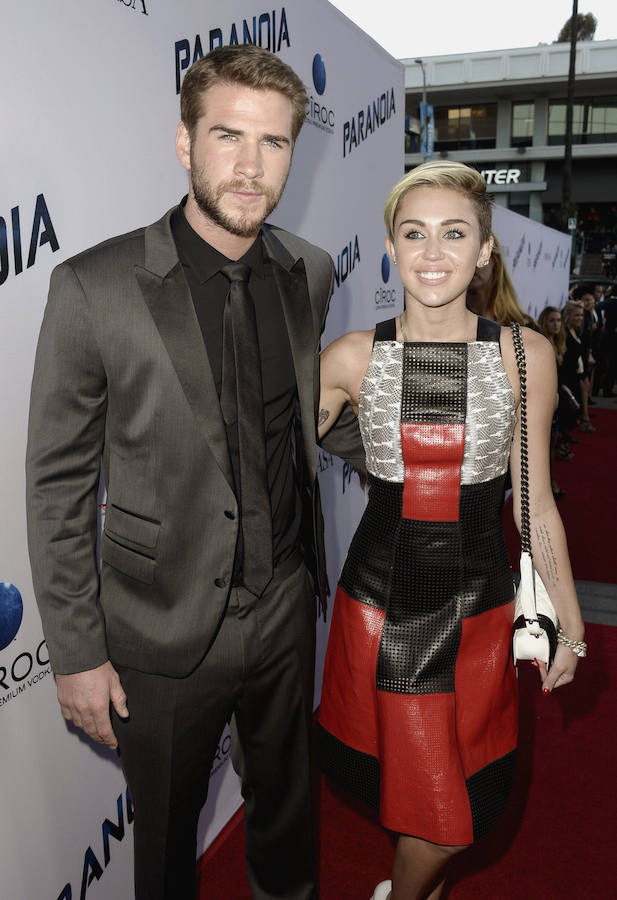 Liam Hemsworth y Miley Cyrus en un photocall. 