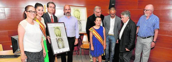 El concejal Pacheco y el autor del cartel, Luis Fernández (4º i), junto a cargos festeros. 