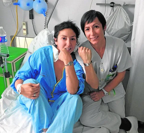 Enfermera especializada en Miastenia Gravis con una paciente de esa patología.
