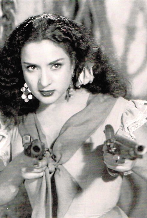 Lola Flores, con 29 años, en una escena de la película 'Estrella de Sierra Morena' (1952). 