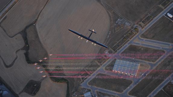 El Solar Impulse sobrevuela a la Patrulla Águila en Sevilla. 