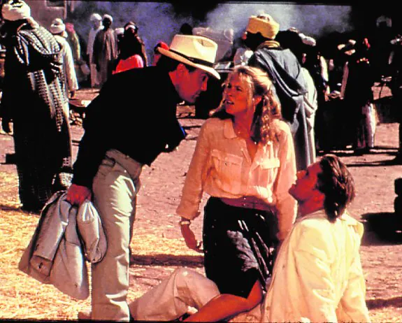 Danny DeVito, Kathleen Turner y Michael Douglas, en una escena de la película 'La joya del Nilo'.
