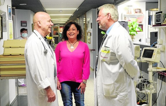 María del Carmen Villaescusa, flanqueada por el inmunólogo Manuel Muro (derecha) y el nefrólogo Santiago Llorente. :: nacho García / agm