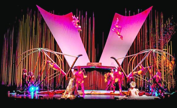 Explosión de color. Dos escenas del montaje 'Varekai', que se presentará en Murcia en julio por primera vez tras haber recorrido 130 ciudades. 