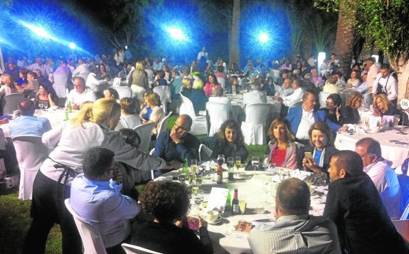 Asistentes a la cena benéfica celebrada en el restaurante La Herencia. 