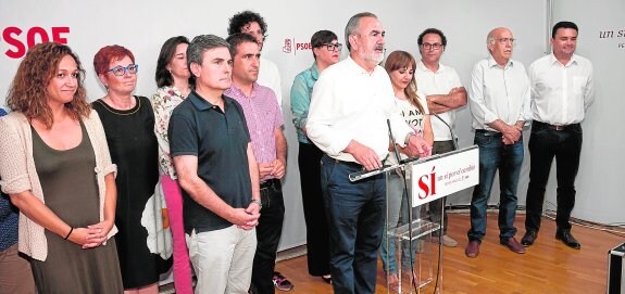 El secretario general del PSRM-PSOE, Rafael González Tovar, ayer rodeado de miembros del comité ejecutivo y de la candidatura al Congreso. 