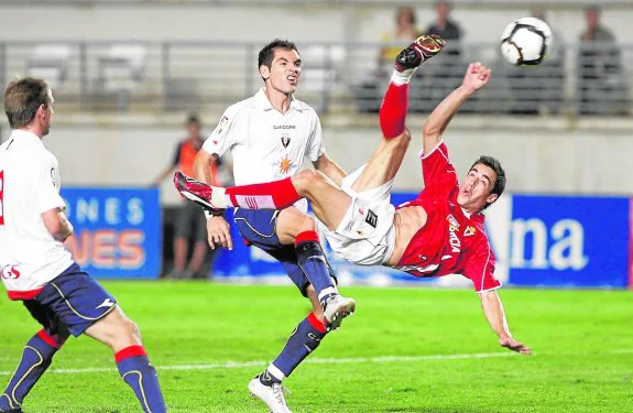 Pedro remata de forma acrobática ante el Osasuna, el 20 de agosto de 2009. 