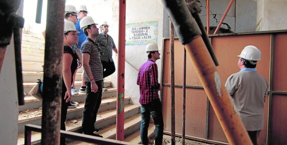 Uno de los grupos de visitantes que ayer recorrió las dependencias de la plaza de toros de Sutullena, que está apuntalada. 