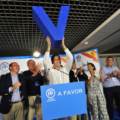 Teodoro García celebra la victoria junto a Pedro Antonio Sánchez y el resto de candidatos populares en Murcia.