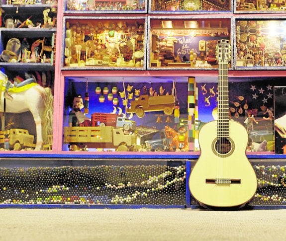 La guitarra viajera. 'La guitarra vuela. Soñando a Paco de Lucía' narra la gira de una guitarra, La Maestro. Las últimas seis cuerdas de Paco de Lucía, que él no llegó a acariciar, hicieron escala y dejaron su huella en -de arriba a abajo- Salvador de Bahía, Nueva York, Bogotá y México DF, entre otras ciudades.