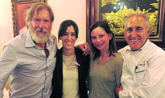 Harrison Ford y Calista Flockhart junto al restaurador Adolfo Muñoz y su hija, en Toledo.