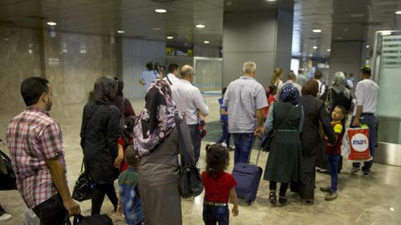 Llegada al aeropuerto Adolfo Suárez-Madrid Barajas de 33 refugiados sirios provenientes de Líbano.