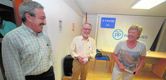 Ayala, Celdrán y Barreiro, a la finalización del Comité Ejecutivo del PP local, anoche en la sede de la calle Santa Florentina. 