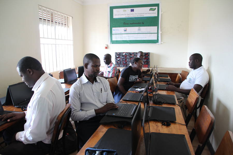 La UPCT monta en Uganda salas de docencia multimedia