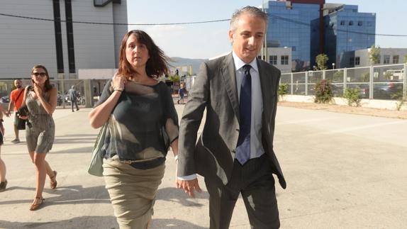 La hija mayor del expresidente regional, Ramón Luis Valcárcel, y su esposo, Fulgencio Perán, esta mañana, a su llegada al juzgado.