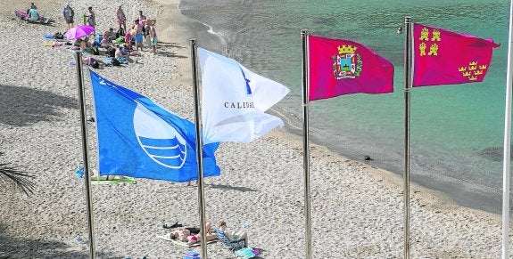 Banderas azules ondean en Cala Cortina.
