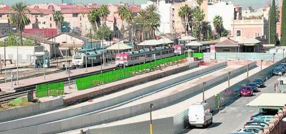 Playa de vías construida para la llegada provisional del AVE a El Carmen. Las obras en la plataforma llevan paradas desde marzo. 