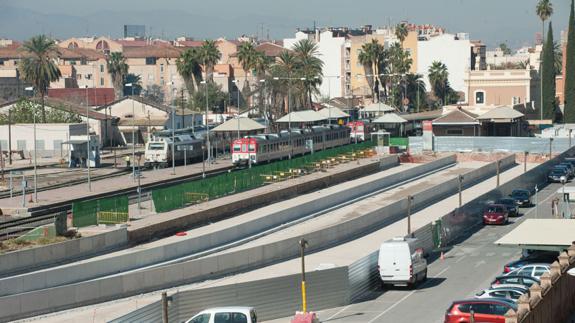 Playa de vías construida para la llegada provisional del AVE a El Carmen. Las obras en la plataforma llevan paradas desde marzo. 