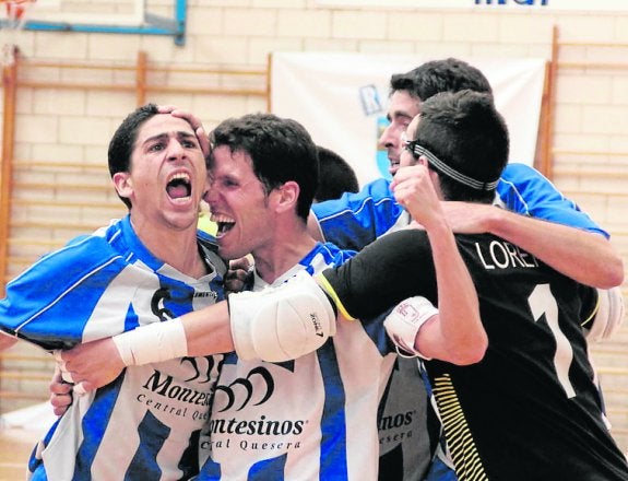 Los jugadores del Jumilla celebran un gol. :