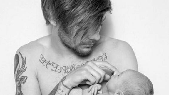 Louis Tomlinson posa con su hijo, Freddie.