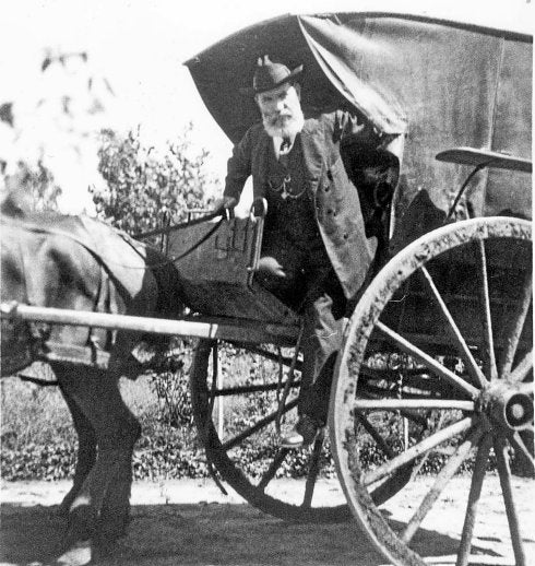 El poeta Vicente Medina, montado en carreta, en plena huerta.