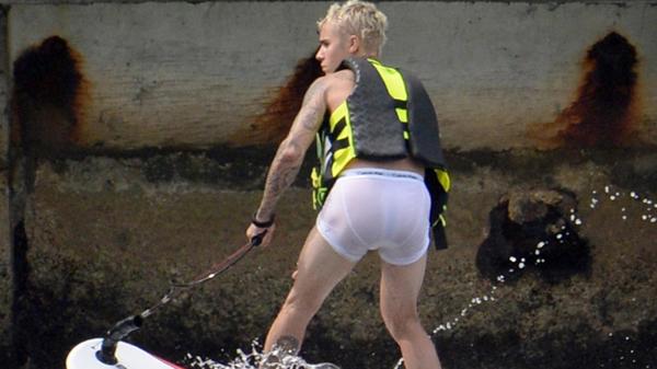 Justin Bieber en ropa interior mientras practica esquí acuático | La Verdad