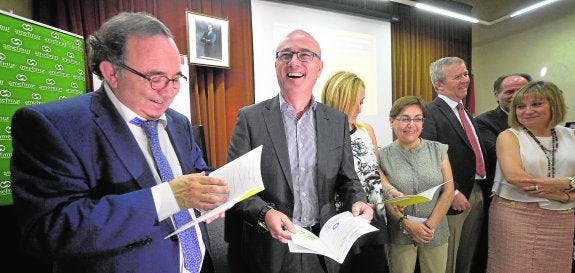 Orihuela y Hernández bromean antes de comenzar la presentación. En segundo plano, la presidenta de Amefmur, la vicerrectora de Empleo de la UMU, el director de la Cátedra, la vicerrectora de Responsabilidad Social de la UMU y el director de Levante de BMN.