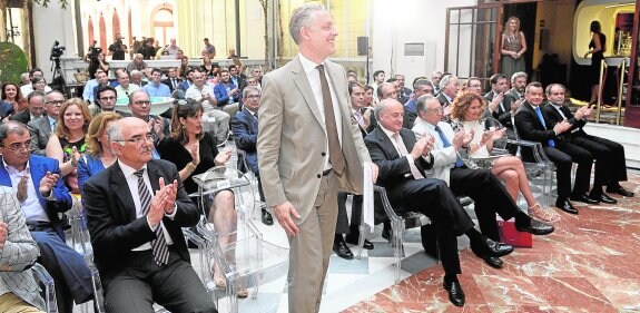 El embajador Simon Manley se dirige a la tribuna para iniciar la conferencia de ayer en el Real Casino de Murcia.