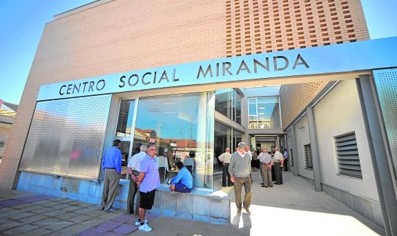 Vecinos de Miranda en la puerta del centro social de la diputación cartagenera, en una foto de archivo. 