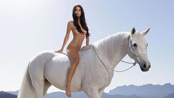 Emily Ratajkowski posa desnuda a lo Lady Godiva y rompe internet