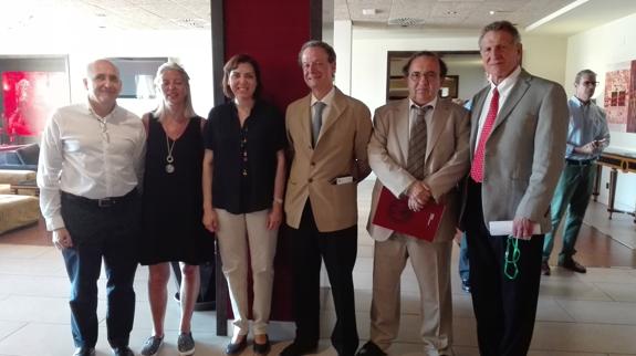 La consejera de Sanidad, Encarna Guillén (3i), tras la presentación de la intervención, junto al jefe de Servicio de Hematología y Hemoterapia de la Arrixaca, José María Moraleda (3d); el jefe de sección del Servicio de Reumatología de dicho hospital, el doctor Luis Linares (1i); la paciente, María Isabel Rodero (2i); el profesor de la Escuela Médica de Harvard, el doctor Robert Sackstein (1d); y el rector de la Universidad de Murcia, José Orihuela (2d). 