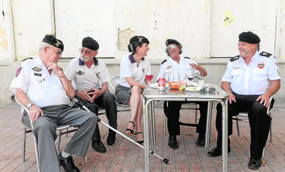 Algunos de los antiguos paracaidistas, ayer, en el patio del Cuartel de Artillería. 