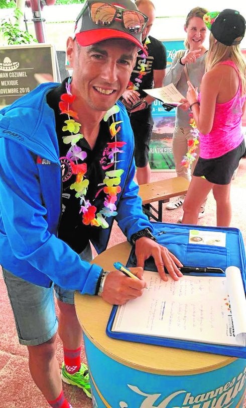 Juan Bastida firma en el libro del Mundial de Hawaii. 