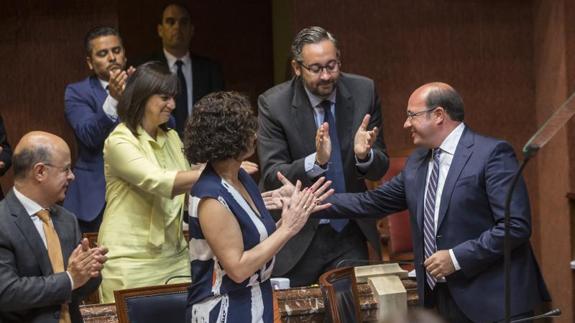 Víctor Martínez (2d.) aplaude a Pedro Antonio Sánchez tras finalizar su intervención en la primera sesión del debate. 