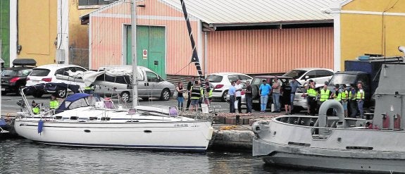 Efectivos de la Policía Nacional y de Vigilancia Aduanera registrando el velero 'Mar Blue', ayer, en el Arsenal Militar de Cartagena. 