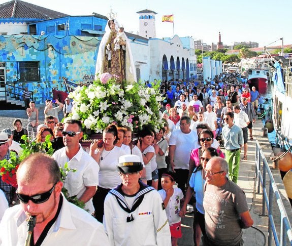Estrella de los Mares. El trono de la Virgen del Carmen, por el muelle de la dársena de pescadores, antes de embarcar para la procesión.
