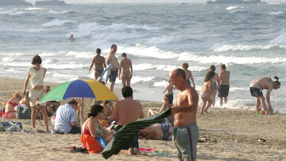 Una playa de La Manga con el mar agitado.