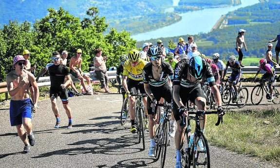 Poels y Nieve, del Sky, con Froome detrás en la última subida de ayer. 