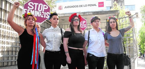 Activistas de Femen a la salida de los juzgados. 