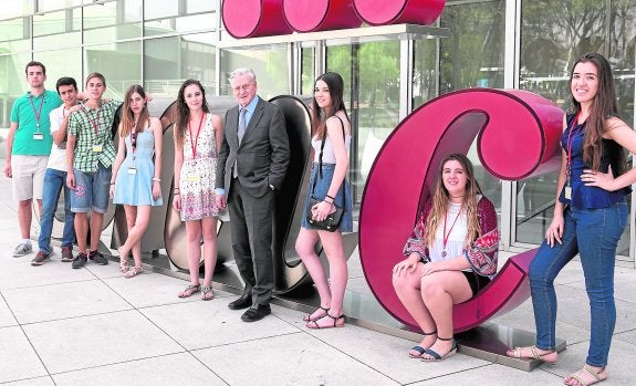 La murciana Elena Párraga, cuarta por la izquierda, con los otros becados y el cardiólogo Valentín Fuster. 