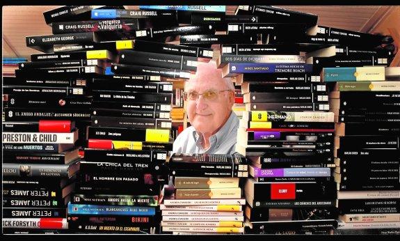 Enrique Egea, entre las decenas de libros de novela negra que pueblan su despacho, donde pasa buena parte del día. 