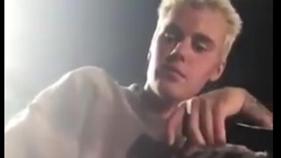 Justin Bieber dice «no» al abrazo de una fan