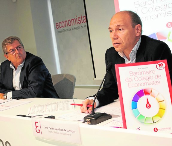 Ramón Madrid, decano del Colegio, y José Carlos Sánchez de la Vega, nuevo director técnico del barómetro, en la presentación.