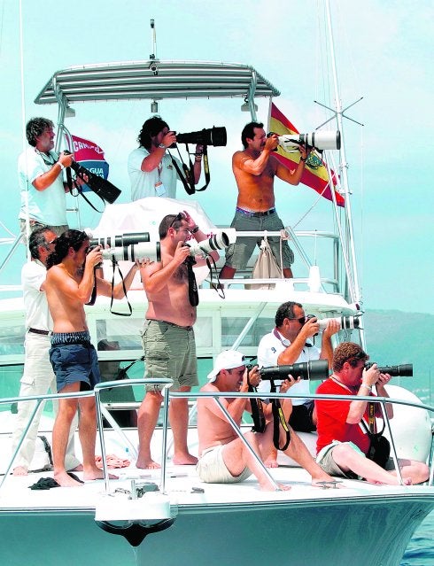 Fotógrafos tratan de capturar a los miembros de la Familia del Rey navegando por Mallorca.