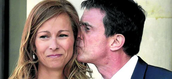 Manuel Valls besa a Anne Gravoin en una cena oficial. 