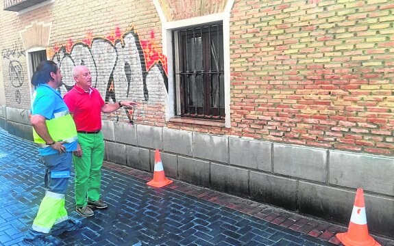 El concejal Roque Ortiz supervisa la limpieza de la pintadas. :: ayto
