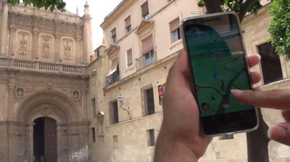 Un cazador de Pokémon junto a la Catedral de Murcia.