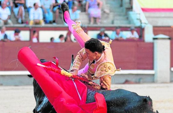 Momento de la terrible cogida del novillero murciano Pablo Belando.