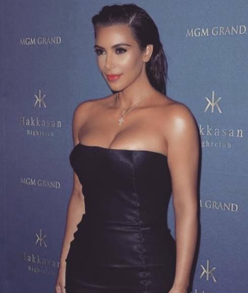 Kim Kardashian posa en la fiesta de Jennifer López en Las Vegas. 